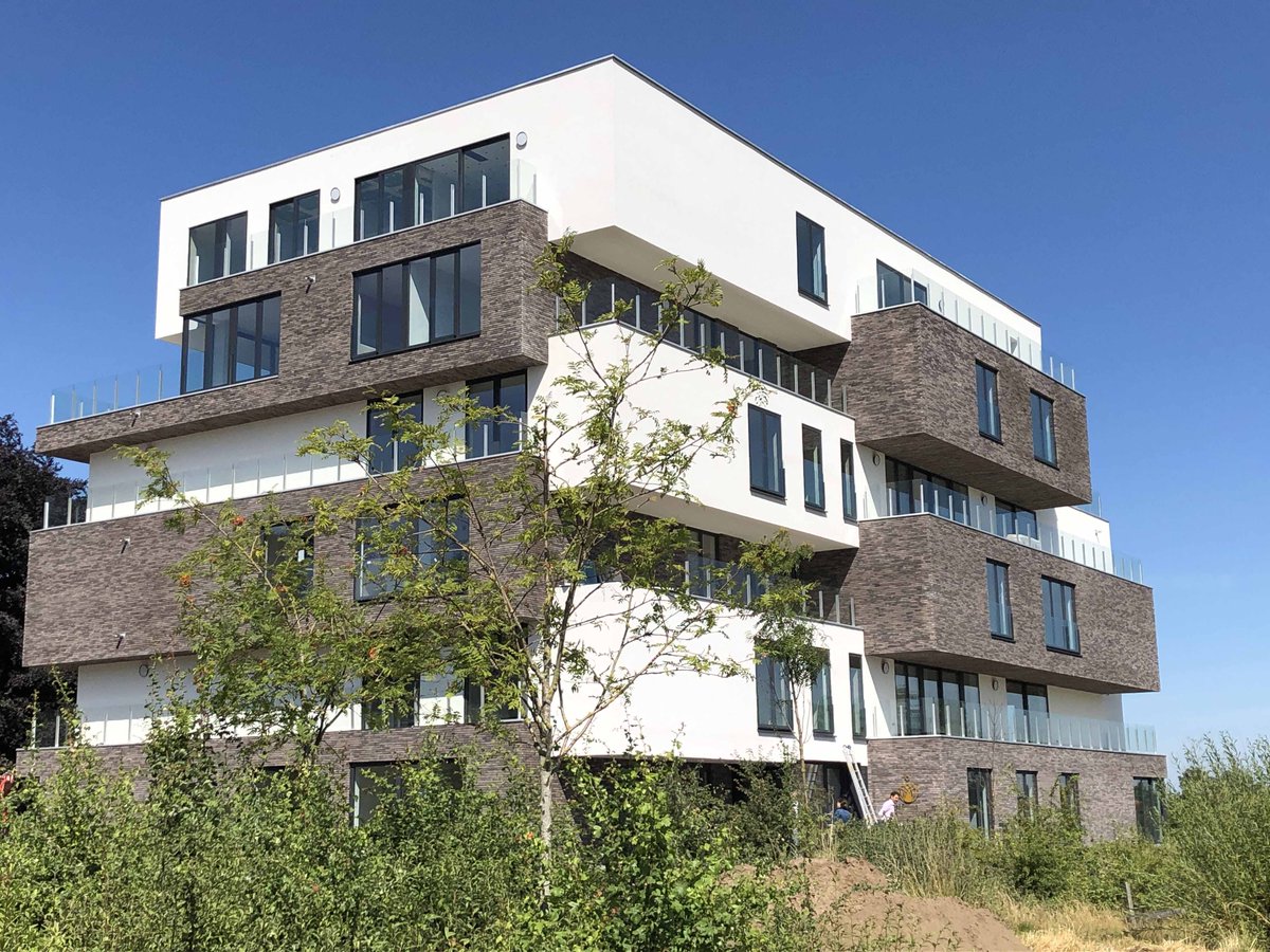 GroepIII's tweet image. Weer een woonblok opgeleverd op de site De Witte Lietaer. Ontdek deze mooie woonontwikkeling langs de Leieboord in Lauwe en op groep3.be/projecten/woon…