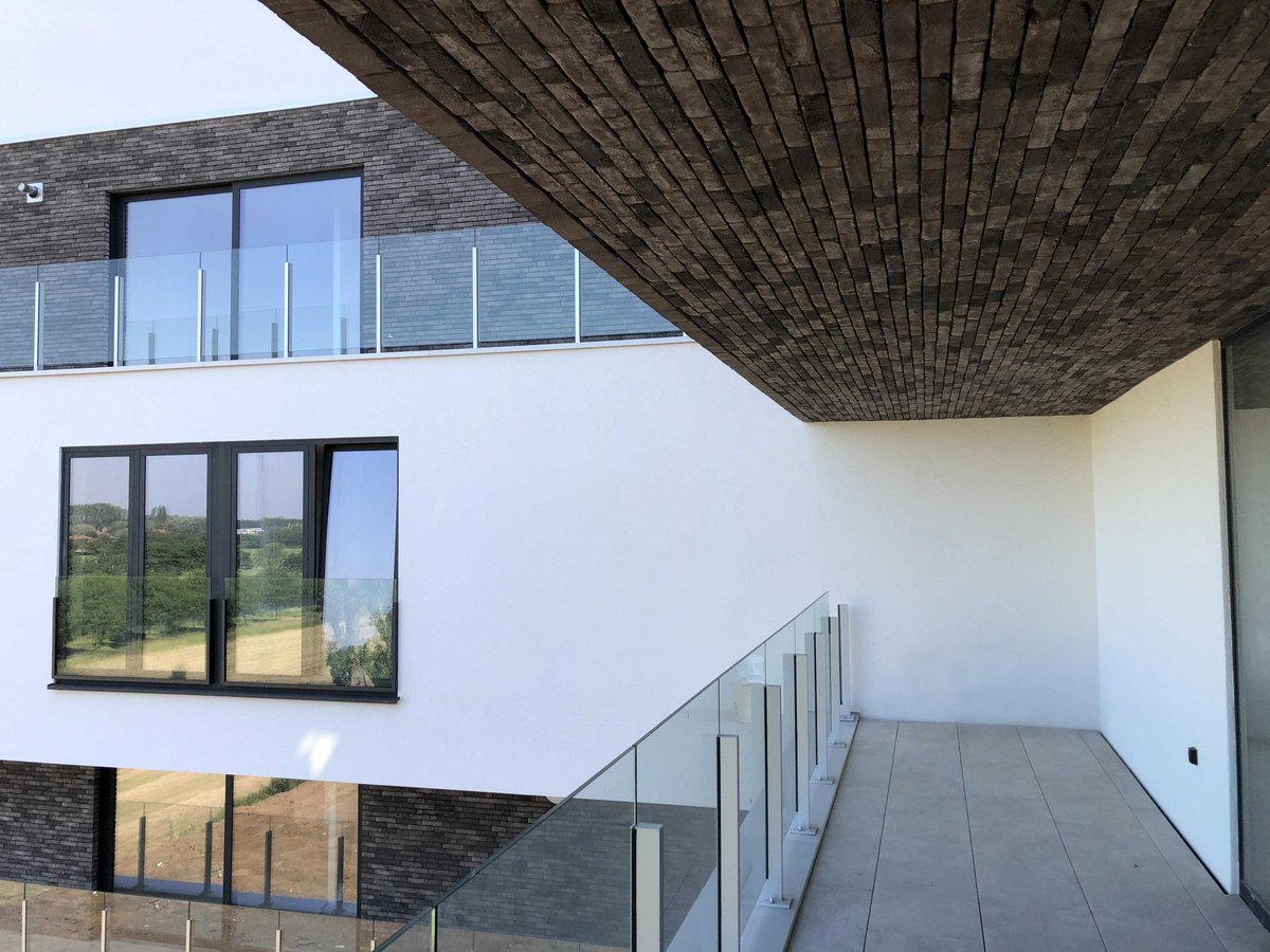 GroepIII's tweet image. Weer een woonblok opgeleverd op de site De Witte Lietaer. Ontdek deze mooie woonontwikkeling langs de Leieboord in Lauwe en op groep3.be/projecten/woon…