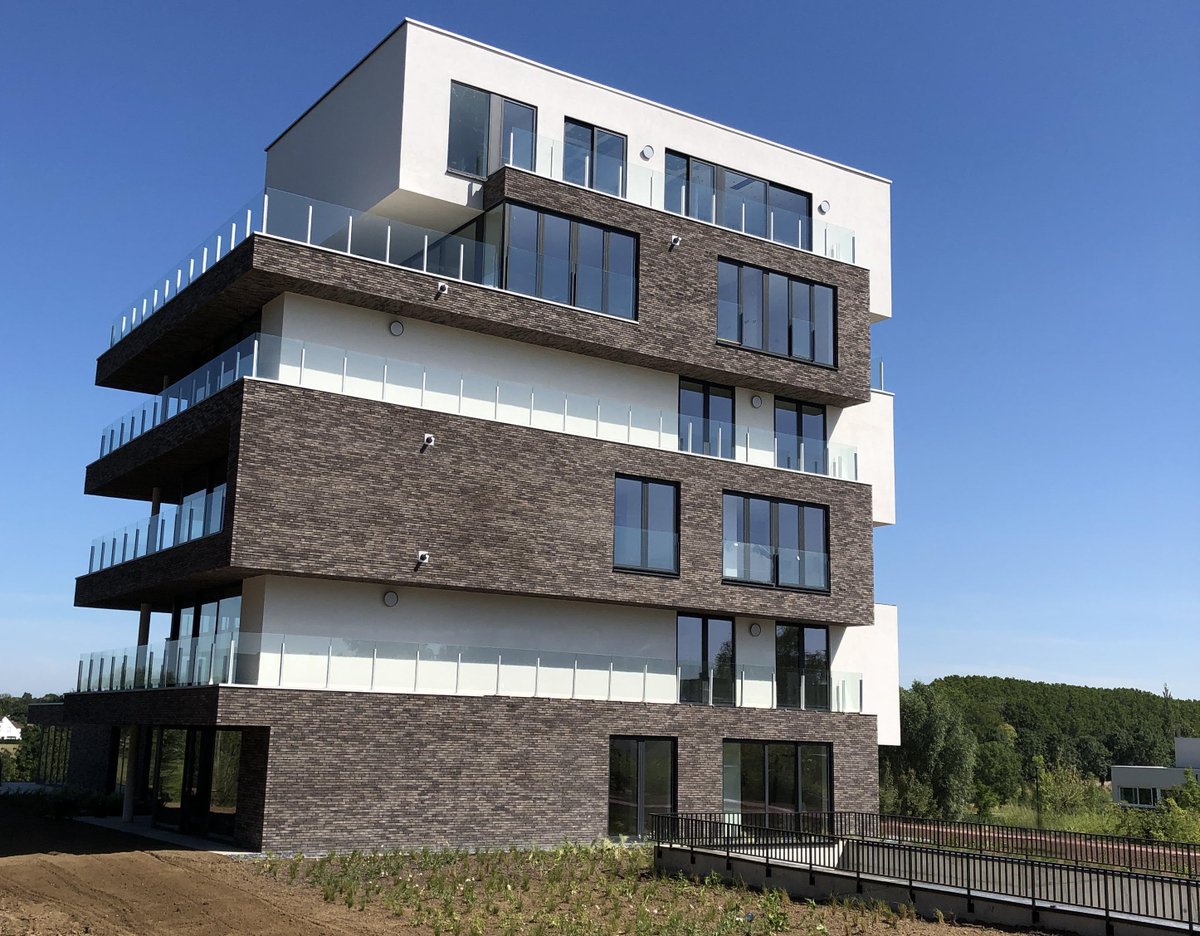 GroepIII's tweet image. Weer een woonblok opgeleverd op de site De Witte Lietaer. Ontdek deze mooie woonontwikkeling langs de Leieboord in Lauwe en op groep3.be/projecten/woon…