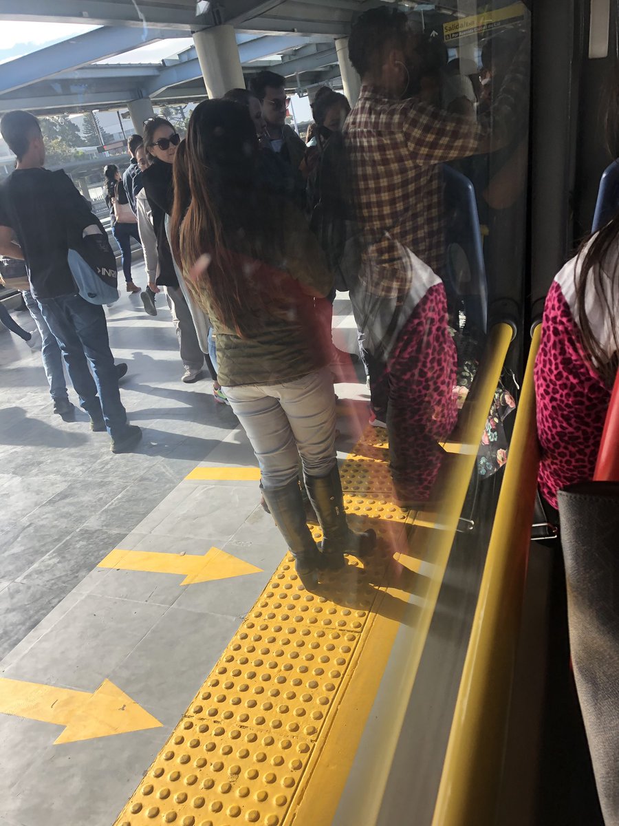 ilppar's tweet image. Por esto se genera desorden en el ingreso a los buses @TransMilenio deberían consientizar a los conductores la importancia de parar en el lugar correcto #k86 #portaleldorado
