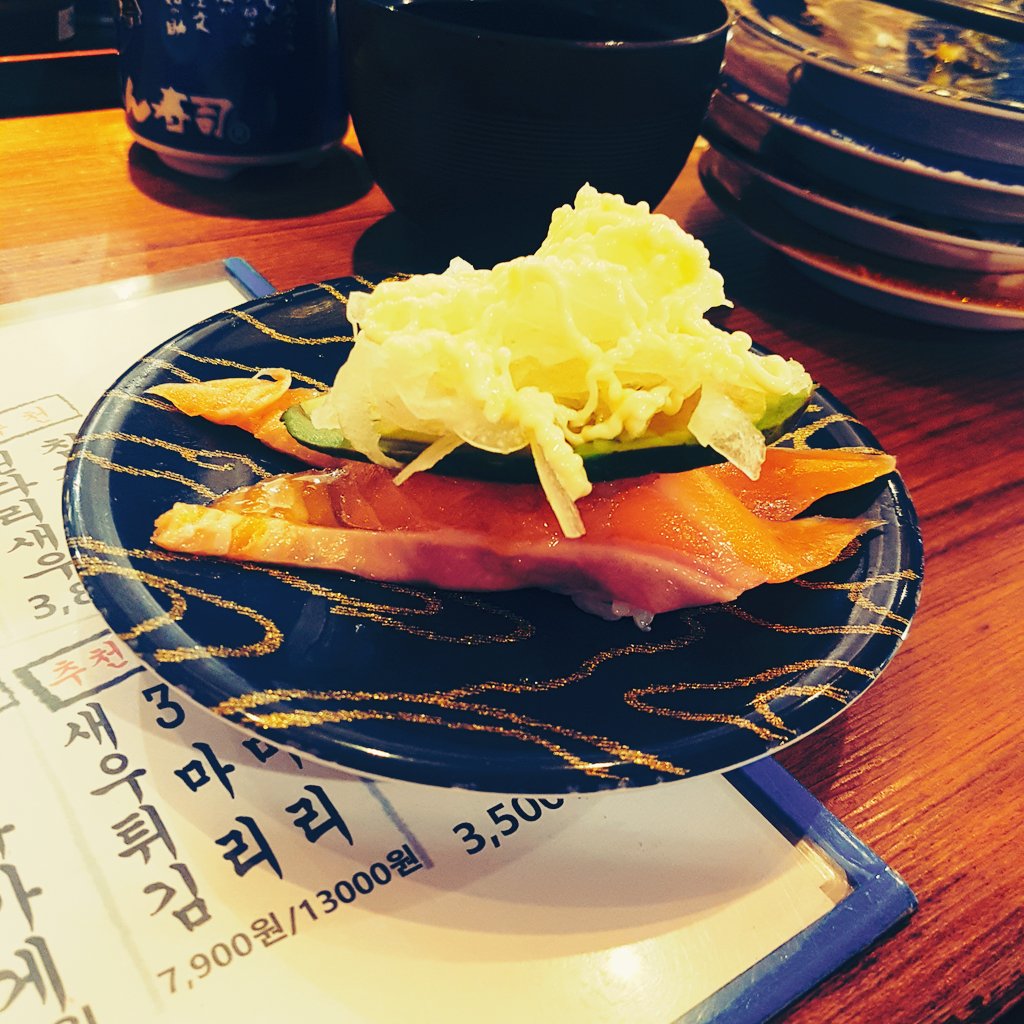 융님 선물도 챙겨주시고 같이 초밥도 념념함 😊😊😊시아와세~~ 
