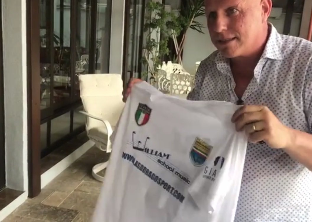 WilliamSchoolMu's tweet photo. @informazionecs  Dante Mortet dona al grande Pelè la maglia della Nazionale Italiana @NPoeti https://t.co/gh6woQX163