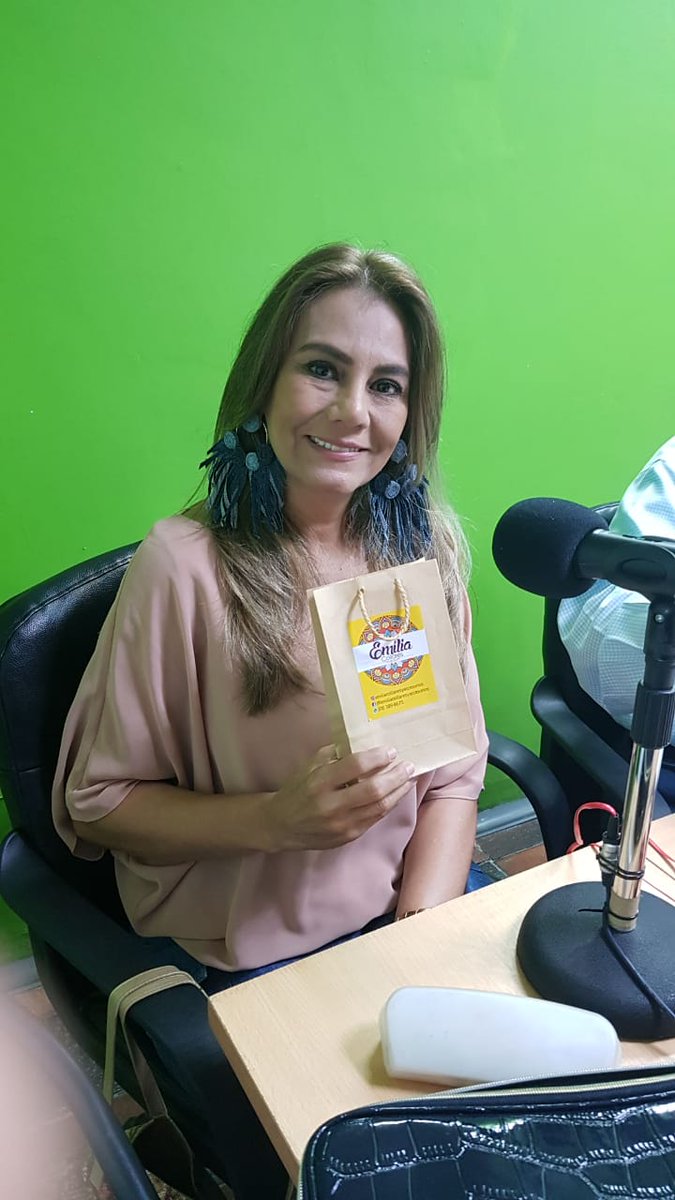 OyeCali's tweet photo. LA GRATA VISITA DE NUESTRA FIEL OYENTE DIANA EMILIA PATIÑO Y CON ELLA MUCHOS REGALOS FELICITACIONES A NUESTRAS DOS GANADORAS PORQUE OYE CALI TE REGALA MUCHOS PREMIOS Y TE INFORMA DE LO QUE QUIERES SABER.
@emilia_collares_accesorios https://t.co/Y4PAEX58Sr