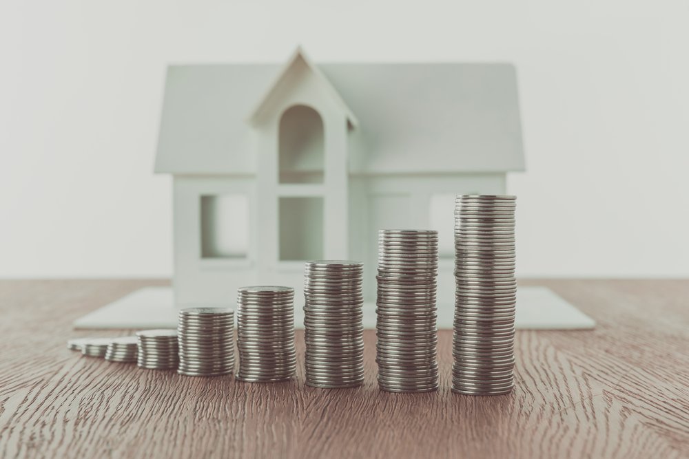 AmericanEquity2's tweet photo. Don’t be afraid to list a little high in today’s market. By the same token, be prepared to reduce the price if the home does not get any action in the first two weeks. #AmericanEquityFunding 1-800-874-2389 #aefun https://t.co/4THallZ9ep