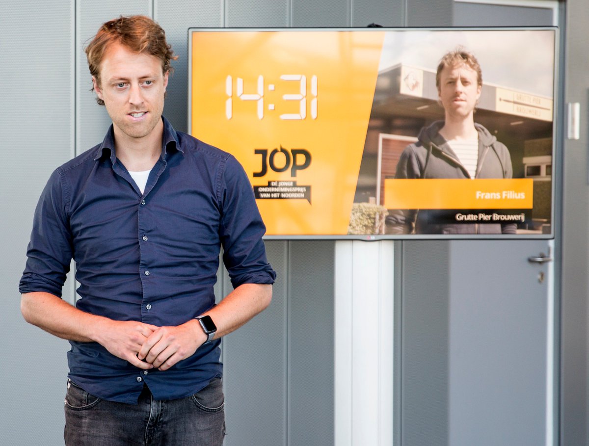 "Meteen een lekkere Gruttere Pier Tripel ontkurkt! De plek in de finale is een erkenning voor onze strategie en enthousiasme."
- Frans Filius (Grutte Pier Brouwerij), finalist JOP 2019

Foto: Pitch tijdens JOP Bustour 2019