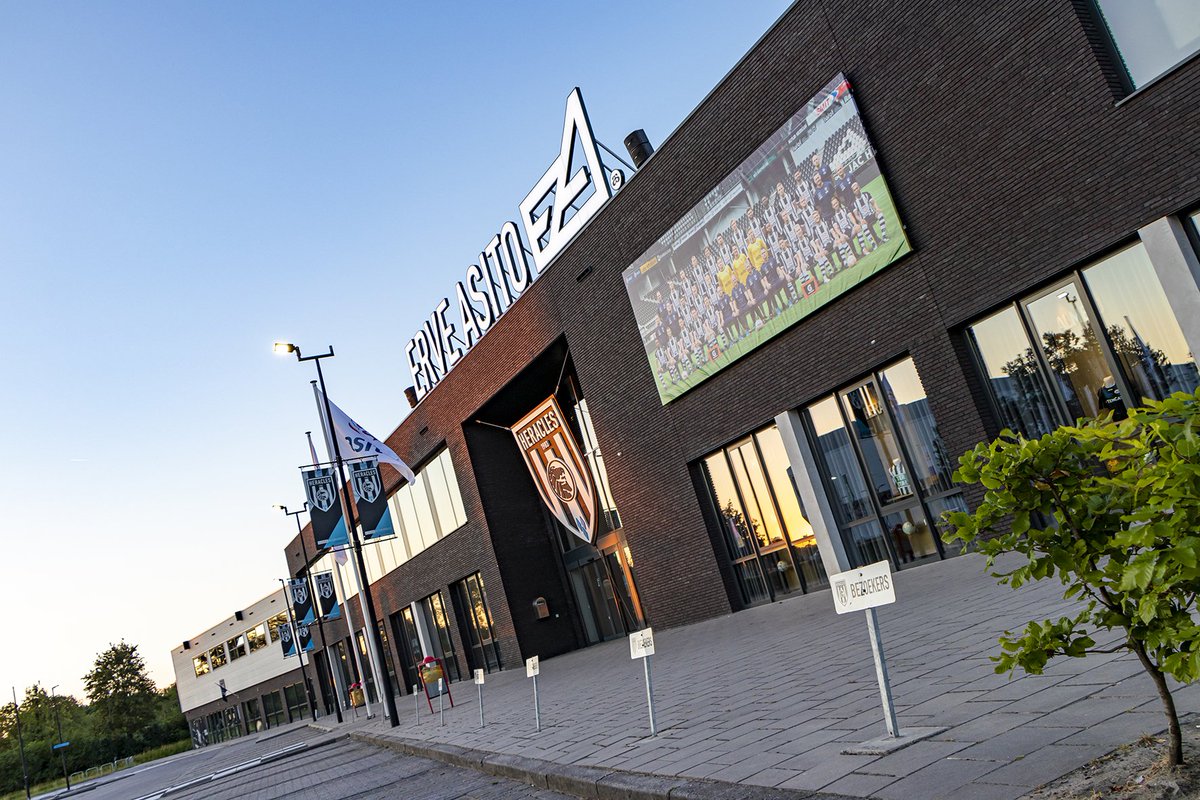 In de week van Jabe: Wij als Jabe Reclame zijn trots op ons vakwerk, in een recordtempo het Polman Stadion verwijderd en vervangen voor het nieuwe Erve Asito. Met medewerking van Heek Montage en Schone Zon!

youtu.be/6OTsQcjWCew

#Heracles #Almelo #Erve Asito #Gevelreclame