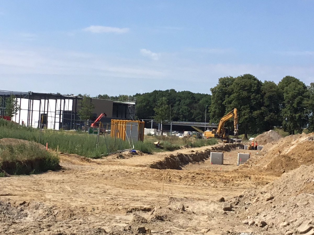 Aanleg van de Radonstraat. Op de achtergrond de nieuwbouw van Retail Bouw.