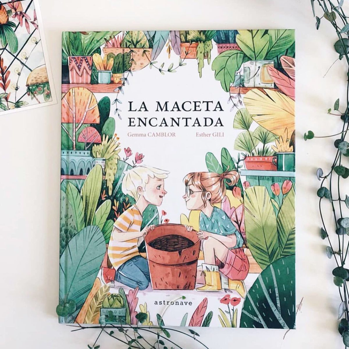 TopNewsFamily's tweet photo. 📖🌿Los protagonistas del #libro #LaMacetaEncantada pasan el verano en casa de su tía 🏡 Una joya literaria escrita por @wayaiu e ilustrada por @esthergili_ ✨👏En la última foto (de @ librerialamarmota) un gran lector comparte su visión. Publica: @EdAstronave. #TOPlibros https://t.co/BixAstEYZc