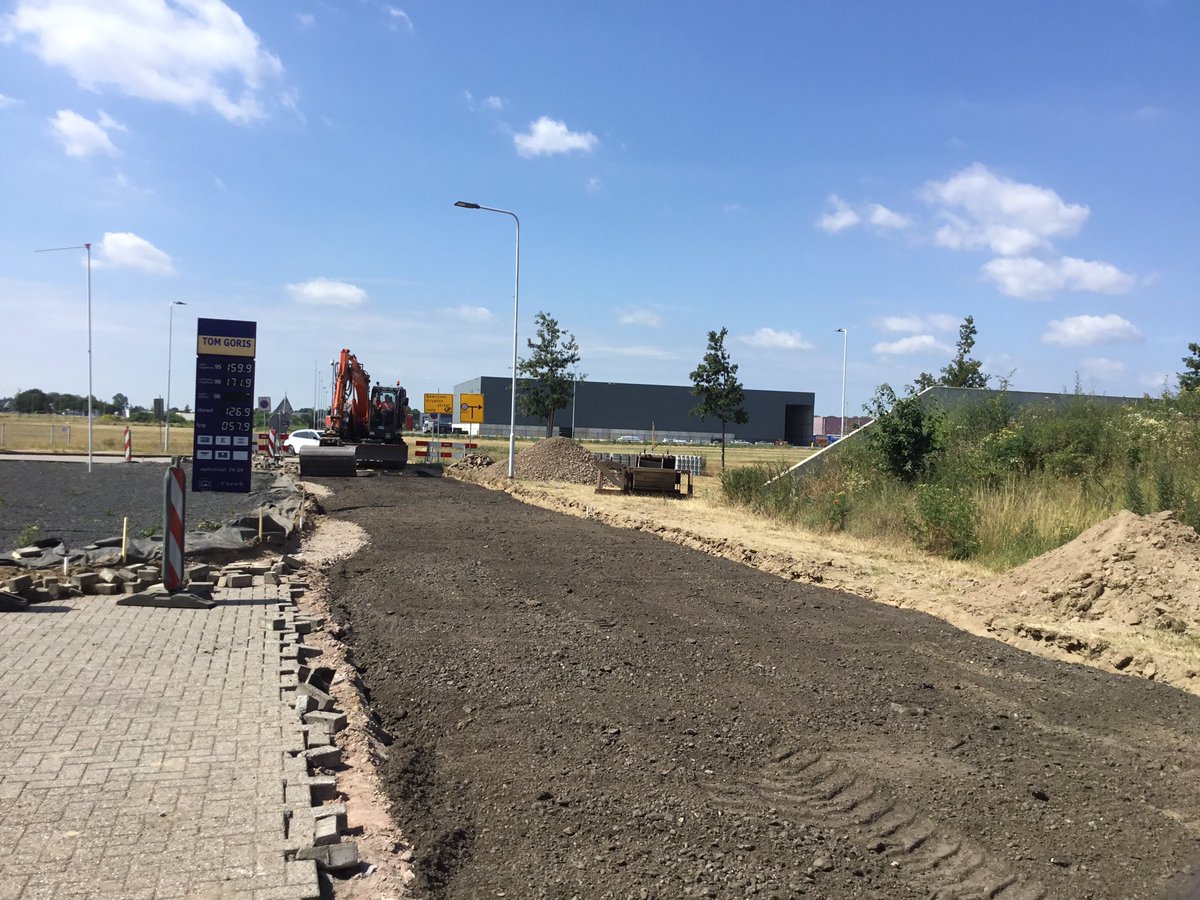 Herinrichting van de Heislagseweg bij Tom Goris Brandstoffen. Op de achtergrond staat de nieuwbouw van Rabelink Logistics.
