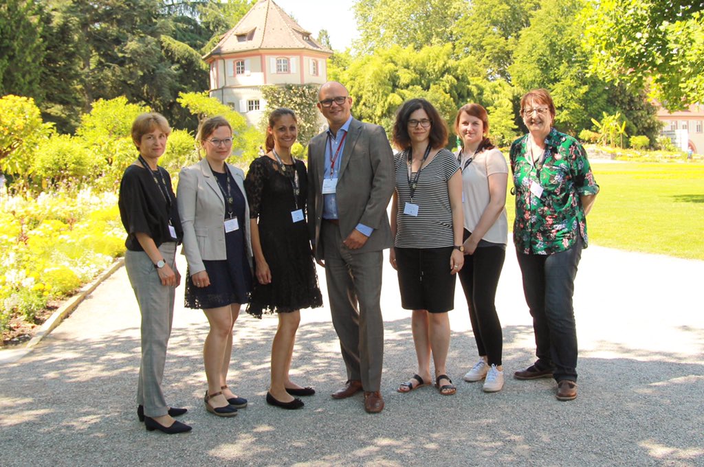 Amtschef <a href="/UlrichSteinbach/">Ulrich Steinbach</a> im Austausch mit den Habilitandinnen des Margarete von Wrangell-Habilitationsprogramm. Mit dem Programm fördert das Land gezielt Wissenschaftlerinnen auf dem Weg zur Professur. Mehr: mwk.baden-wuerttemberg.de/de/service/aus… #Nobelpreisträgerfahrt #LiNo19