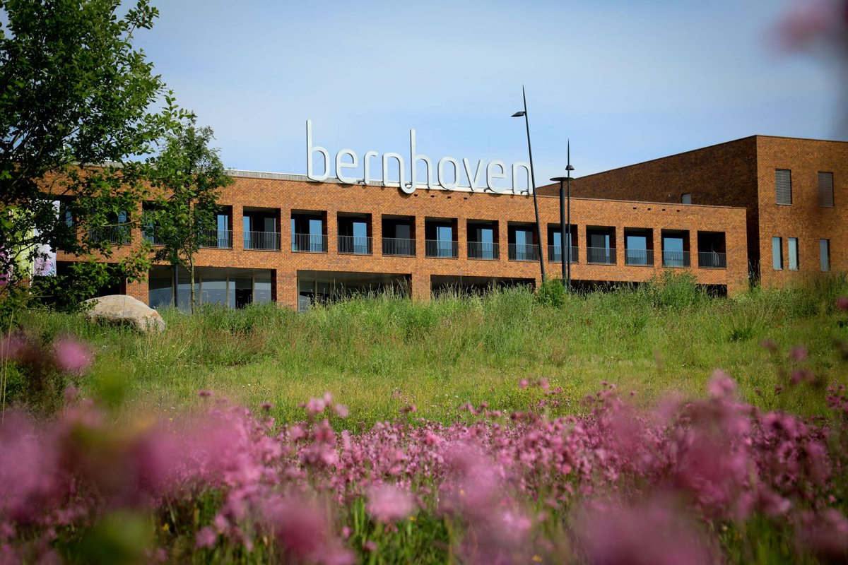 Tijd voor #vacaturevrijdag! Wil jij uitgedaagd worden de zorg anders te bekijken?  We zijn o.a. op zoek naar:
 
•Receptionist
•Oncologieverpleegkundige
•Anesthesiemedewerker

Bekijk al onze openstaande vacatures op werkenbijbernhoven.nl