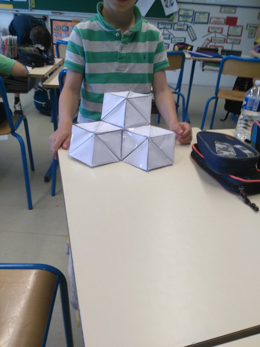 AmoNad6's tweet photo. Dernier aperçu de nos créations géométriques de l'année! Merci @mickaellaunay pour les vidéos #micmaths! nos cm1 cm2 ont apprécié les hexaflexagones et certains qui en voulaient encore plus, ont tenté les flexaedres 🙃 un petit côté mathémagique ! https://t.co/grfim97uz9