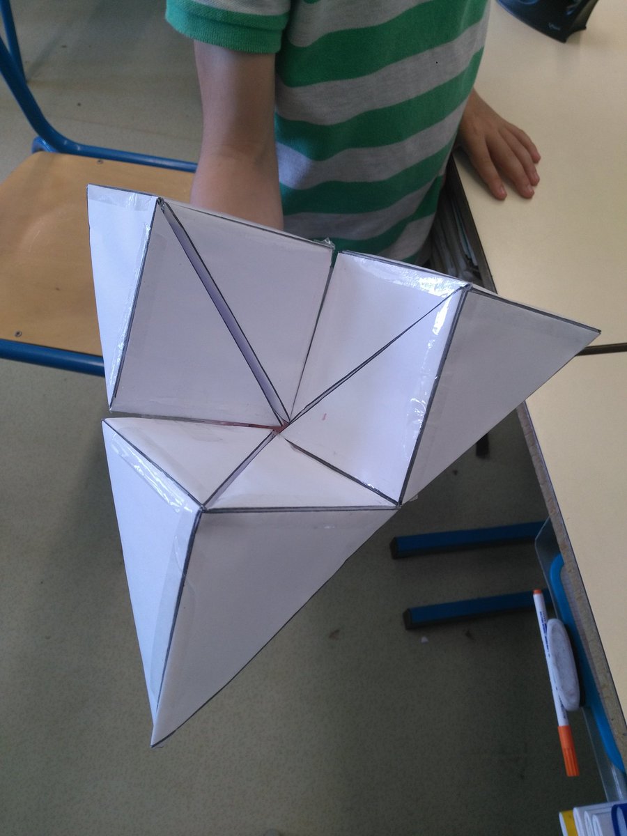 AmoNad6's tweet photo. Dernier aperçu de nos créations géométriques de l'année! Merci @mickaellaunay pour les vidéos #micmaths! nos cm1 cm2 ont apprécié les hexaflexagones et certains qui en voulaient encore plus, ont tenté les flexaedres 🙃 un petit côté mathémagique ! https://t.co/grfim97uz9