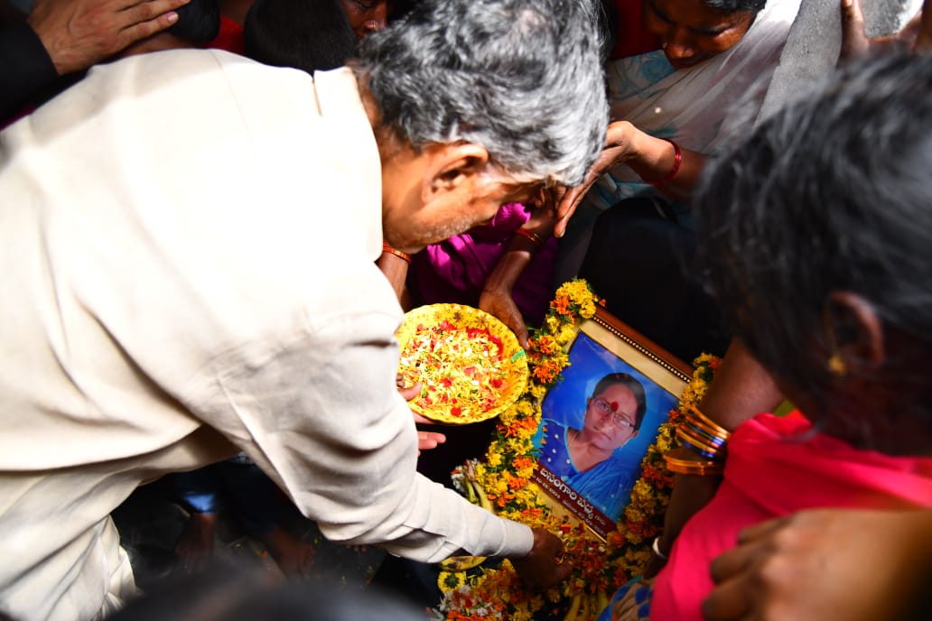 ncbn's tweet image. ఇంత అమానుషంగా ప్రాణంతీసిన వాళ్ళు అసలు మనుషులేనా? ఈ దారుణాలపై ఇంతవరకు నోరుమెదపని సీఎంకానీ, ఇలాంటి వాటన్నిటికీ మేము కాపలా ఉండలేమని నిర్లక్ష్యంగా మాట్లాడిన హోంమంత్రిగారు కానీ అనాధలైన పద్మగారి పిల్లలకు ఏ సమాధానం చెప్తారు? రౌడీరాజ్యంతో రాష్ట్రాన్ని రావణకాష్టం చెయ్యాలి అనుకుంటే ఊరుకోము