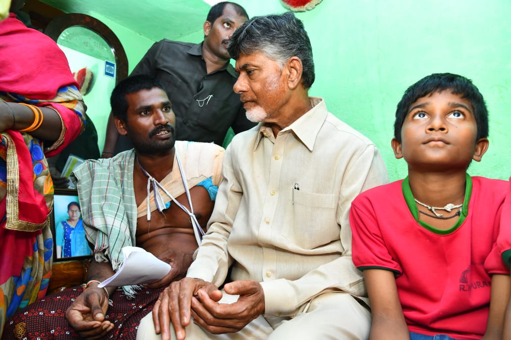ncbn's tweet image. ఇంత అమానుషంగా ప్రాణంతీసిన వాళ్ళు అసలు మనుషులేనా? ఈ దారుణాలపై ఇంతవరకు నోరుమెదపని సీఎంకానీ, ఇలాంటి వాటన్నిటికీ మేము కాపలా ఉండలేమని నిర్లక్ష్యంగా మాట్లాడిన హోంమంత్రిగారు కానీ అనాధలైన పద్మగారి పిల్లలకు ఏ సమాధానం చెప్తారు? రౌడీరాజ్యంతో రాష్ట్రాన్ని రావణకాష్టం చెయ్యాలి అనుకుంటే ఊరుకోము