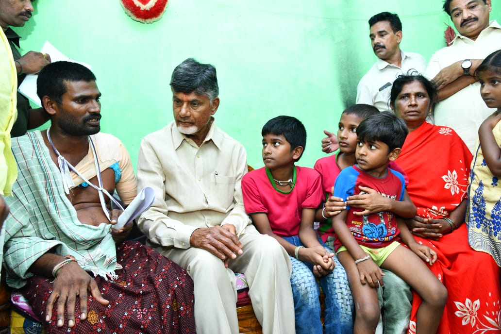 ncbn's tweet image. ఇంత అమానుషంగా ప్రాణంతీసిన వాళ్ళు అసలు మనుషులేనా? ఈ దారుణాలపై ఇంతవరకు నోరుమెదపని సీఎంకానీ, ఇలాంటి వాటన్నిటికీ మేము కాపలా ఉండలేమని నిర్లక్ష్యంగా మాట్లాడిన హోంమంత్రిగారు కానీ అనాధలైన పద్మగారి పిల్లలకు ఏ సమాధానం చెప్తారు? రౌడీరాజ్యంతో రాష్ట్రాన్ని రావణకాష్టం చెయ్యాలి అనుకుంటే ఊరుకోము