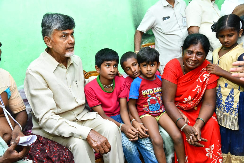 ncbn's tweet image. ఇంత అమానుషంగా ప్రాణంతీసిన వాళ్ళు అసలు మనుషులేనా? ఈ దారుణాలపై ఇంతవరకు నోరుమెదపని సీఎంకానీ, ఇలాంటి వాటన్నిటికీ మేము కాపలా ఉండలేమని నిర్లక్ష్యంగా మాట్లాడిన హోంమంత్రిగారు కానీ అనాధలైన పద్మగారి పిల్లలకు ఏ సమాధానం చెప్తారు? రౌడీరాజ్యంతో రాష్ట్రాన్ని రావణకాష్టం చెయ్యాలి అనుకుంటే ఊరుకోము