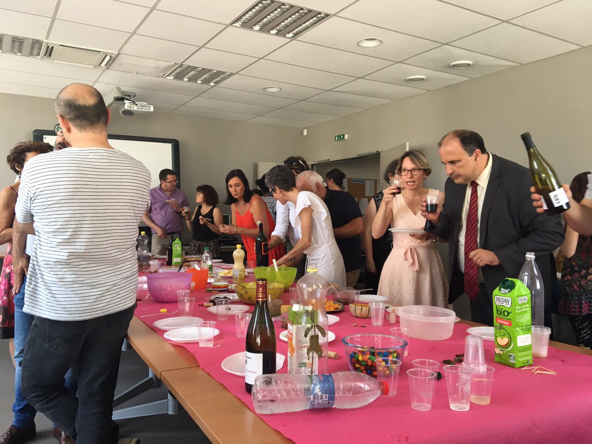 MBlugeon's tweet photo. Les équipes de la DSDEN32 @actoulouse rassemblées pour la traditionnelle auberge espagnole 🍷🍕🥗☕️Quand professionnalisme rime avec convivialité quel bonheur !!! Merci à toutes et tous pour votre engagement au service des élèves gersois @LeGers32 https://t.co/nKMiXcccNw