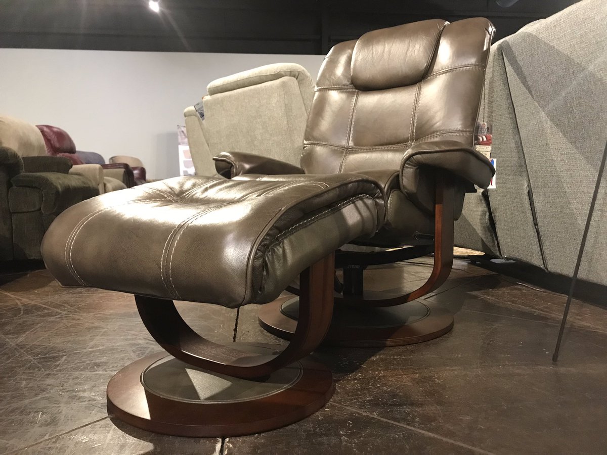 Top Grain Leather Chair and Ottoman!!😍 This Bad Boy sits Great and man does it look good!!😎😎 We have these type chairs in 3 different colors on Display now!!!👍🏻 #FlexsteelFriday #FlexsteelFurniture #flexsteelhome #chair #topgrain #leather #tds #tdsfinefurniture