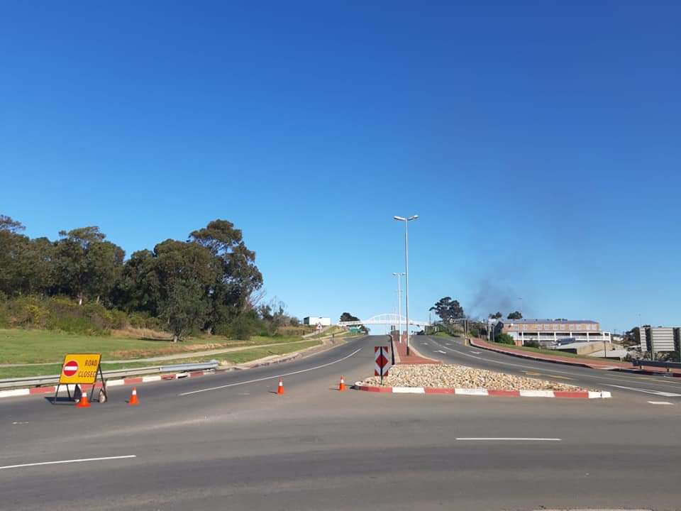 MrCow_man's tweet photo. BREAKING: Protest leader, Andile Madasi says they have suspended their protest allow the ANC to deliberate on the demand for Ward 3 cllr, Xola Matyhila to resign. There's a strong indication that the N2 may be reopened tonight.

#PlettProtest 
#sabcnews https://t.co/hQiE53cyX1