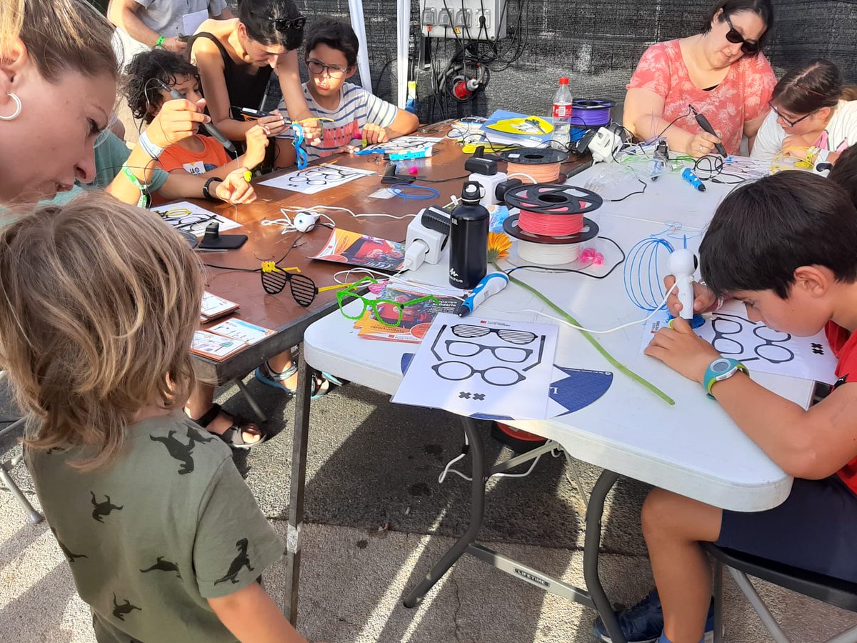 Fundperetarres's tweet photo. Si aquest cap de setmana aneu al festival @cruillabcn podeu visitar la carpa que ens han cedit per conéixer la nostra acció social i educativa i a més us podreu fer unes ulleres en 3D 😎 tot seguint les indicacions del nostre equip de monis #artistem https://t.co/FTYEpGGrX5