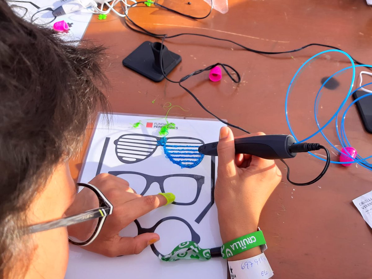 Fundperetarres's tweet photo. Si aquest cap de setmana aneu al festival @cruillabcn podeu visitar la carpa que ens han cedit per conéixer la nostra acció social i educativa i a més us podreu fer unes ulleres en 3D 😎 tot seguint les indicacions del nostre equip de monis #artistem https://t.co/FTYEpGGrX5
