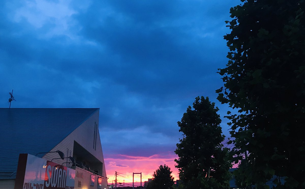 西の空が燃えていた。

なんとも不思議な色

建物と木々に挟まれて、少ししか見えなかったけれど、、 店の前から見た昨日の

夕刻の風景 .
.
#夕焼け#不思議な色