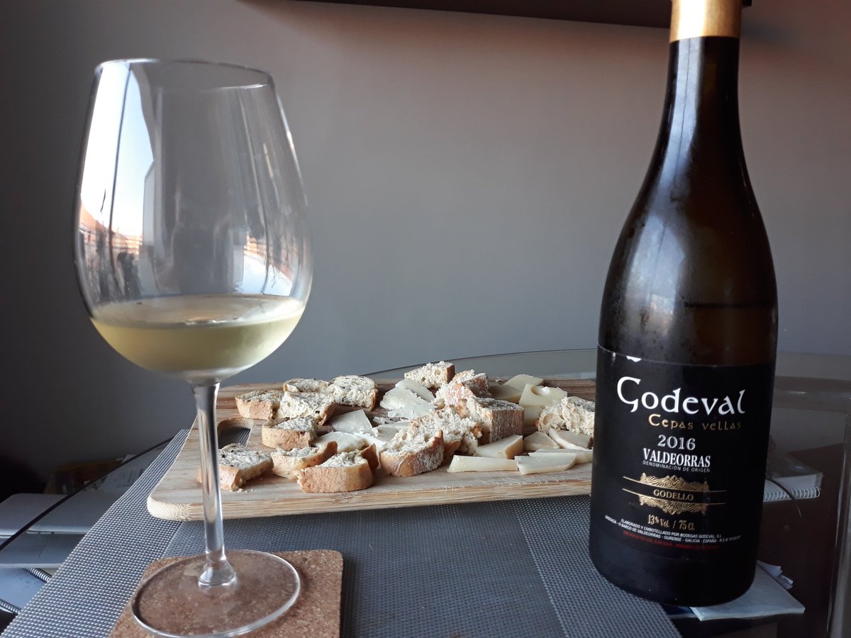 DRWINESes's tweet photo. Uno de mis #Godello favoritos #Godeval #cepasvellas buen fin de semana #winelovers ;) #wine #Ourense https://t.co/2qXS5FxHaP