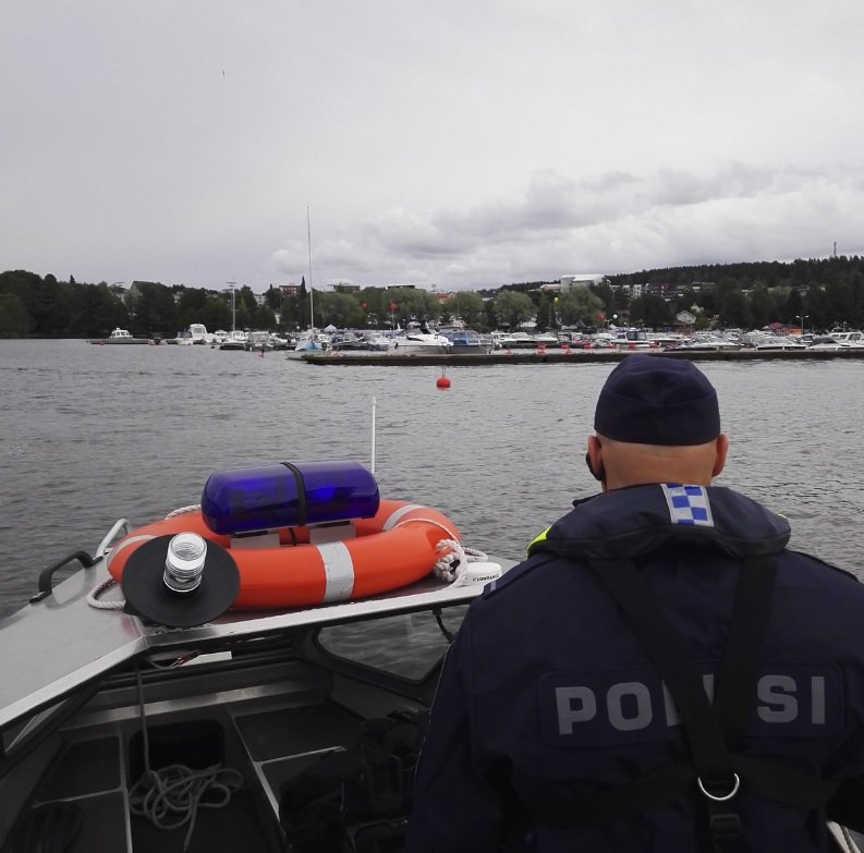 poliisiLU's tweet photo. @LUpoliisi valvoo myös veneellä Lohjalla #Rantajamit tapahtumaa. Rauhallista on ollut #LUpoliisi #LUtike https://t.co/YGYB5jD6Ux