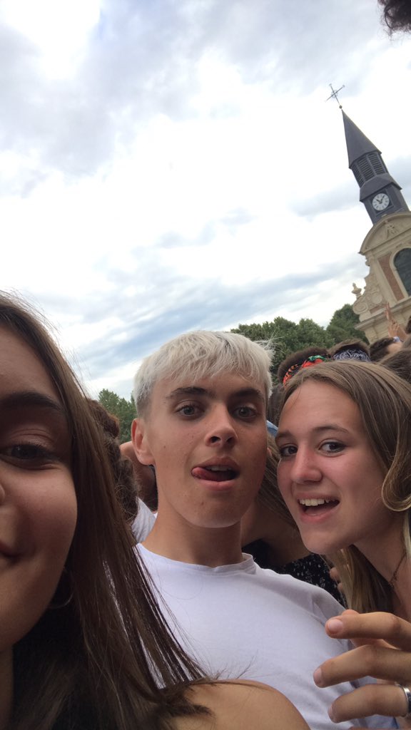 guillemette_le's tweet photo. #MainSquareFest écran géant svp https://t.co/Rpsnmr9oec