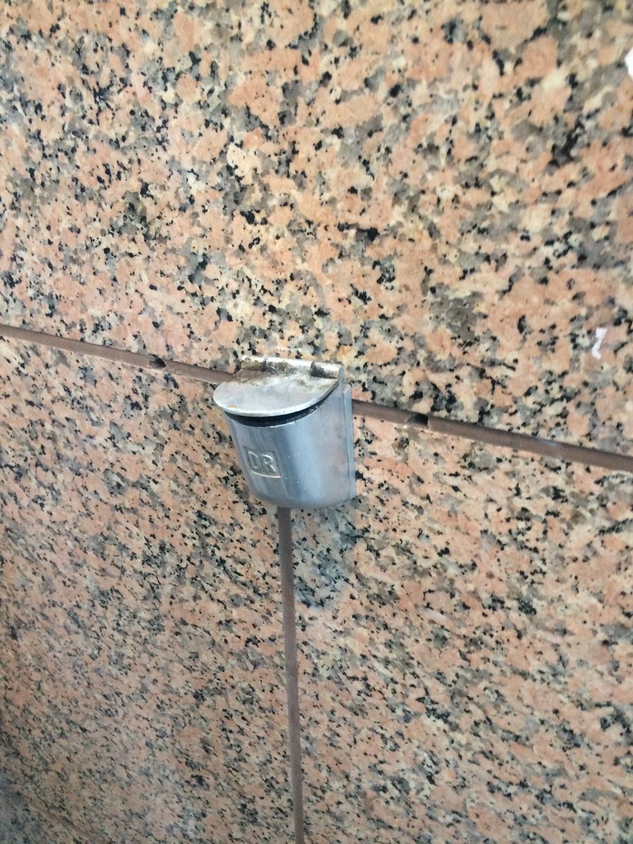 gregorsedlag's tweet image. Tiny ashtray #Speedshow Schönhauser Allee 188 Internet-Späti by @arambartholl