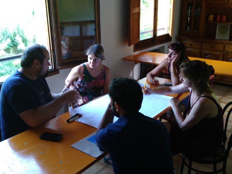 XES_cat's tweet photo. @causdemura @femprocomuns @ciutatinvisible @eixpereiv @LaTrocaSants @RuderalVKK @pamapamcat @dimmonsnet @jamgoCoop @ZumzeigCinema @sostrecivic Hem obert algunes preguntes per a la resta de l'#EscolaESStiu: 

❓Fins a quin punt les comunitats serveixen com a elements de lluita contra el #CapitalismedePlataforma?

❓El #Capitalismedigital s'ha apropiat del terme #comunitatdigital existent ja fa 30 anys? https://t.co/m6V1w31iJD