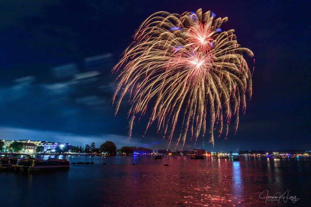 A view of Canandaigua lake shore on the 4th of July.

#getoutside #getoutdoors #exploretheworld #landscapeaddict #thisisroc #roc #rochesterny #explorerochester #iloveny #upstateny #westernny #visitroc #iheartroc #canandaiguaLake #fireworks