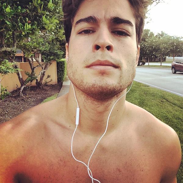 18Hombres's tweet photo. Voy a correr un rato amor ¿Vienes conmigo? https://t.co/WWp5o5c7BI
