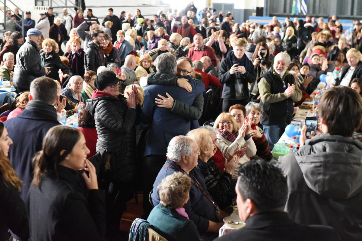 sergioiacovino's tweet photo. GRAN LENTEJEADA POR LA PATRIA
Celebramos el día de la patria en el #Cedem2 Caseros con vecinos de Centros de jubilados e instituciones
Un hermoso encuentro 
Se sumó @mauriciomacri ! https://t.co/DDlKwN6J2P