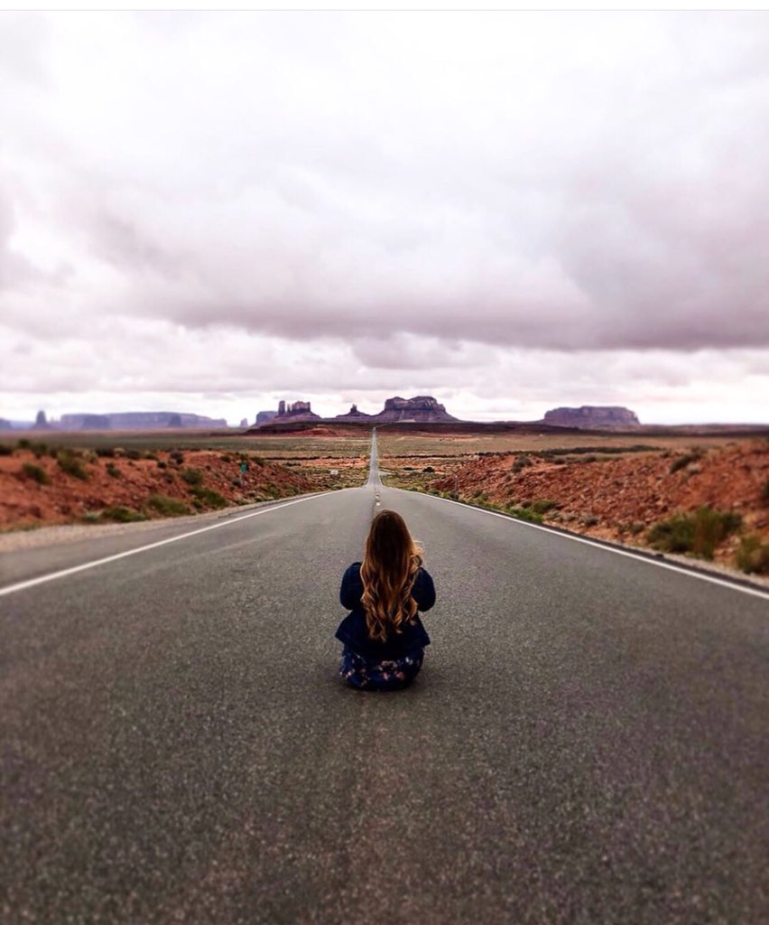 Monument valley 🙌🏻 #monumentvalley #bucketlist #travel #traveller #travelblogger #bloggers #photography #travelphotography #nature #outdoors #wander #wanderlust #travelphoto #takemeback #utah #arizona #forestgumppoint #love #thankful #traveldiaries