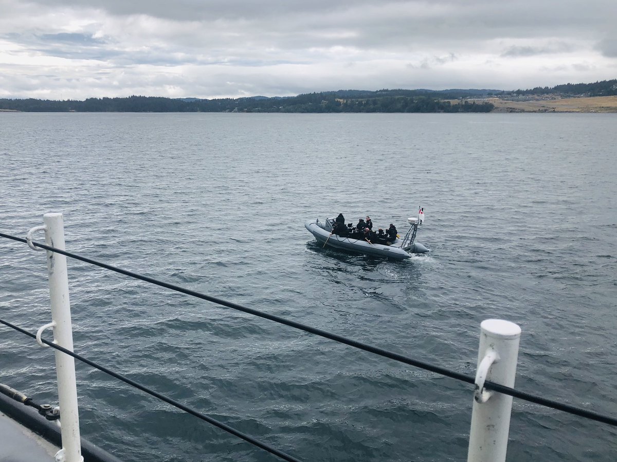 HMCSWinnipeg's tweet photo. This week we wished fair winds and following seas to our out-going Executive Officer, LCdr Tony Lefresne. Congratulations on your appointment as Commanding Officer of HMCS Edmonton. 

#fairwindsandfollowingseas #commandteam #rcnavy #hmcswinnipeg https://t.co/XgAzpbG3S7