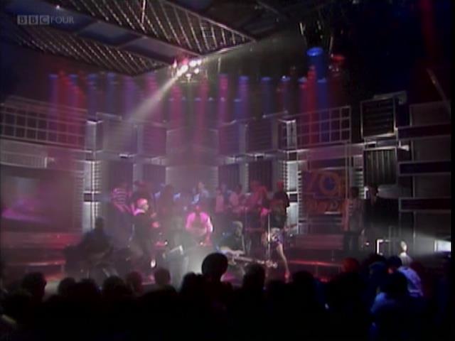 TelevisionVault's tweet image. Somebody hasn't put 50p in the meter again...! @BombTheBassHQ #BeatDis #TOTP #TOTP