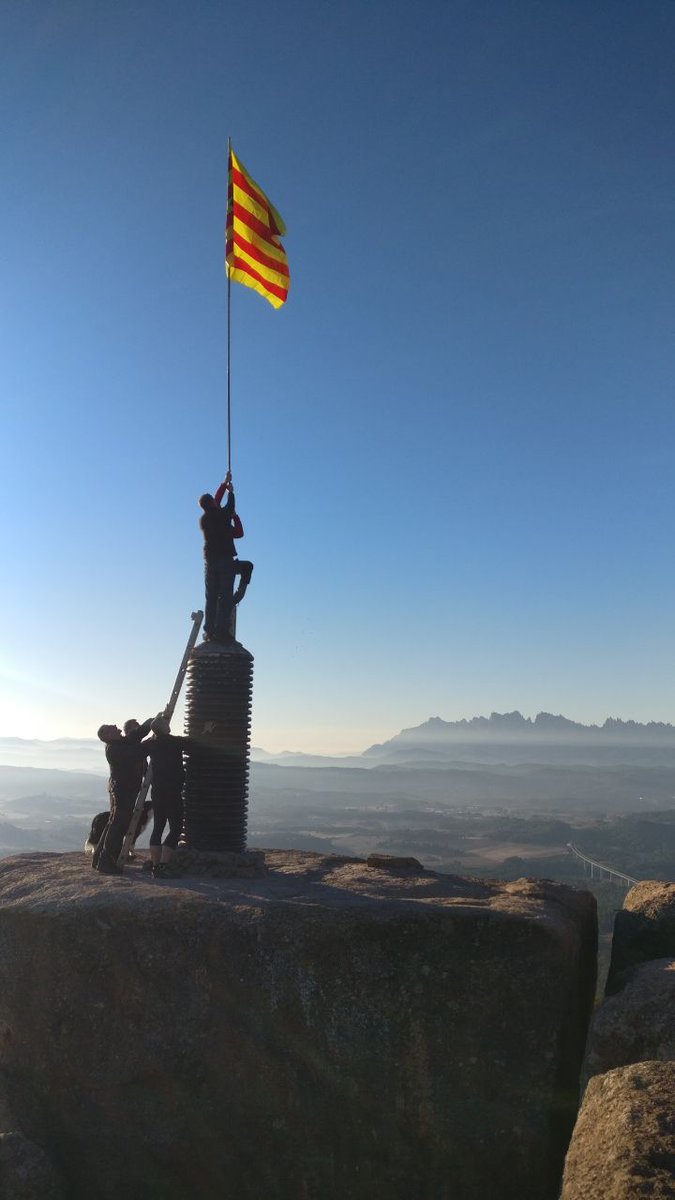 PereBallonga's tweet image. Al Collbaix ens l'han tombat molts cops i nosaltres tossudament l'hem restituït cada cop.
#CatalunyaNoEsRendeix
#estelada #collbaix #Manresa