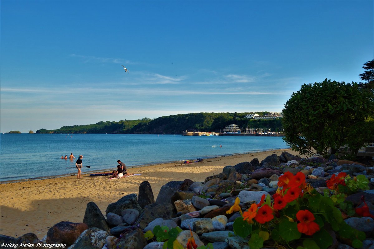#Heatwave returns and where best to keep cool but by the shoreline. <a href="/ThePhotoHour/">#ThePhotoHour</a> <a href="/StormHour/">#StormHour</a> <a href="/ItsYourWales/">It's Your Wales</a> #Saundersfoot #Pembrokeshire #Wales #beachlife #FindYourEpic #FridayFeeling #HEATWAVE2019