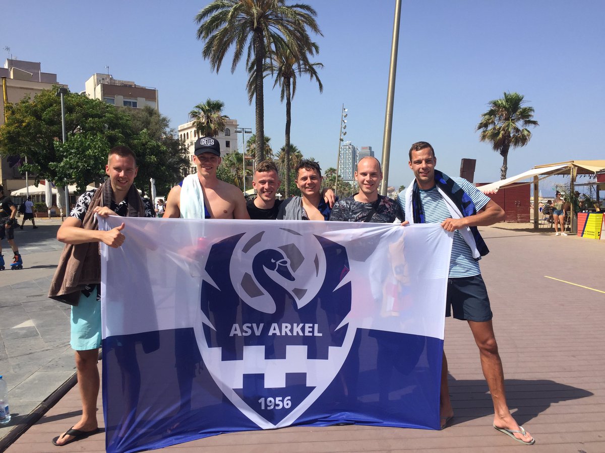 edwinwinkels's tweet photo. Toeristen uit Arkel in de Barceloneta, zojuist. @DeJongFrenkie21 zal niet alleen zijn, vanavond, bij zijn presentatie. https://t.co/pp9r9ZGmZs