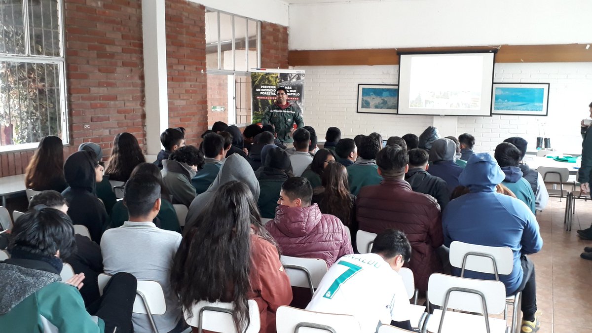 Equipo de la Sección de Prevención de #IncendiosForestales (IF) de <a href="/ConafCoquimbo/">CONAF Dirección Regional Coquimbo</a>, realiza charla sobre Silvicultura Preventiva y Prevención de IF a alumn@s del Liceo Agrícola Valle de Elqui de Las Rojas; junto con donar 30 Algarrobos para reforestación del liceo