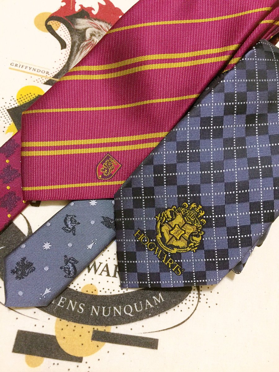 かぐぴ Psfaのハリーポッター コラボネクタイゲットできたー まだあって良かった ホグワーツ柄は普通に着用できるな グリフィンドールの赤い方 普通に着用してるけど もう一本買って 細い方でリボンタイ作ろうかなー