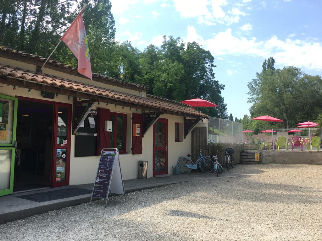 À Rauzan, le camping du Vieux Château est prêt à accueillir les juillettistes #Gironde #vacances francebleu.fr/infos/societe/…