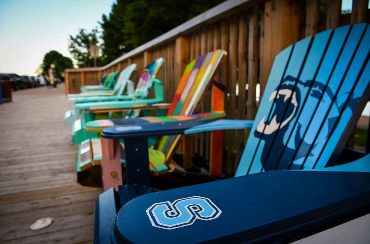 sheridancollege's tweet photo. #DYK Double Blue Friday edition - Members of the @sheridanbruins team designed and painted a Muskoka chair that will live in @Bronte_Oakville Harbour throughout the summer.
Head to Facebook to vote our chair best of all ๐: https://t.co/caPf4ALijp
#DBLFriday #AtHomeInBronte https://t.co/NTRlKol6N2
