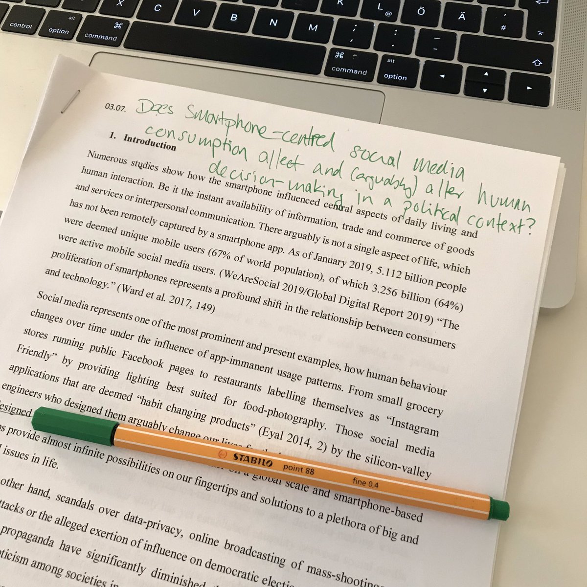 liquid_wording's tweet photo. Grün ist ja die Farbe der Hoffnung. Please handle with care, auch wenn es “nur” ein Theorieentwurf ist. 
#politicalinfluencers #phdlife #dualprocesstheory #humancognition https://t.co/NLgnd3WFc6