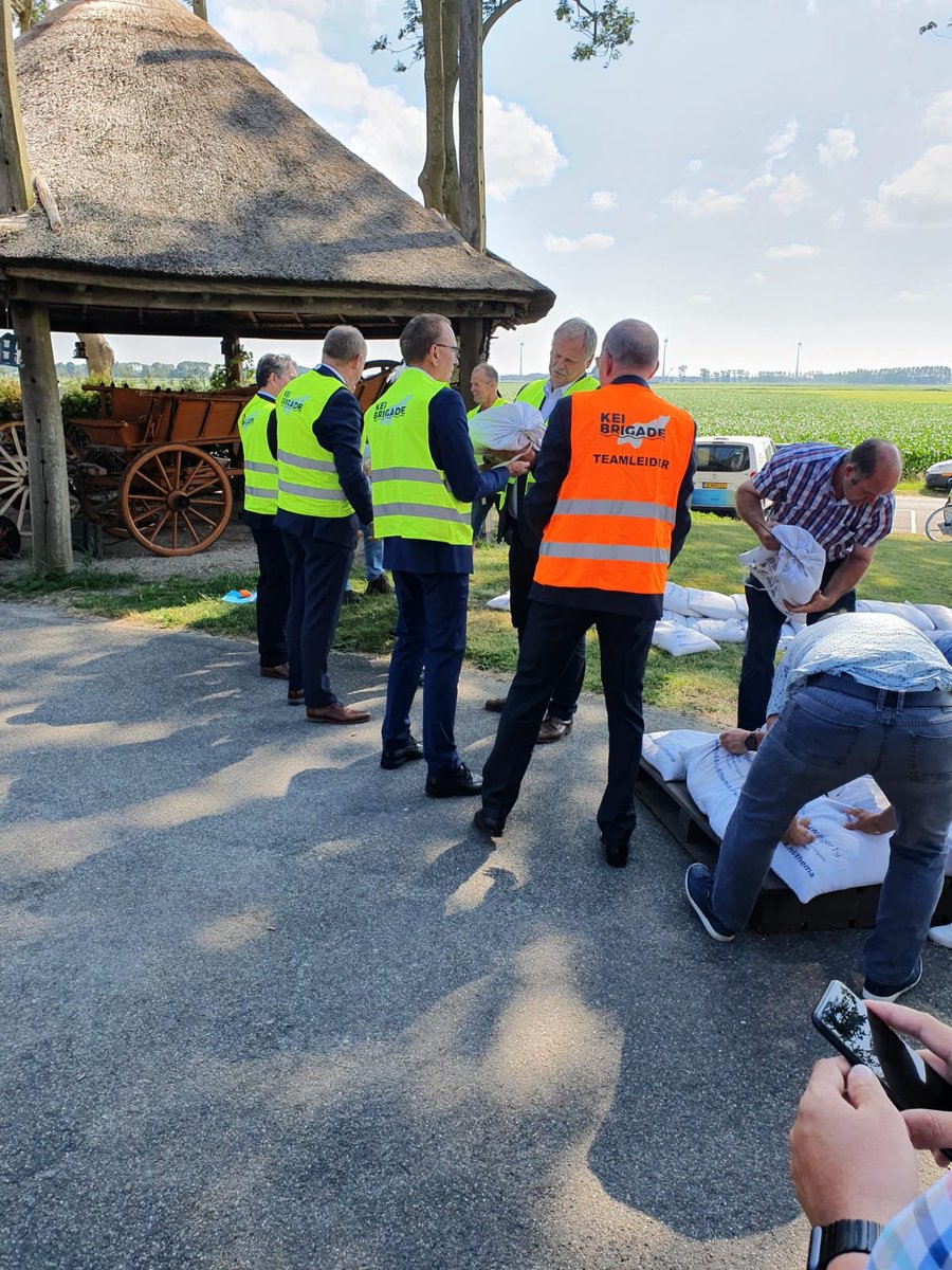 destadserven's tweet photo. Onze kersverse directeur Jan Luyendijk bezocht vanmiddag de feestelijke afsluiting van de dijkversterking @HetKampereiland . Sterk dijkwerk van @WDODelta geeft onze pachters weer een veilig gevoel! https://t.co/z82t3gJUO5