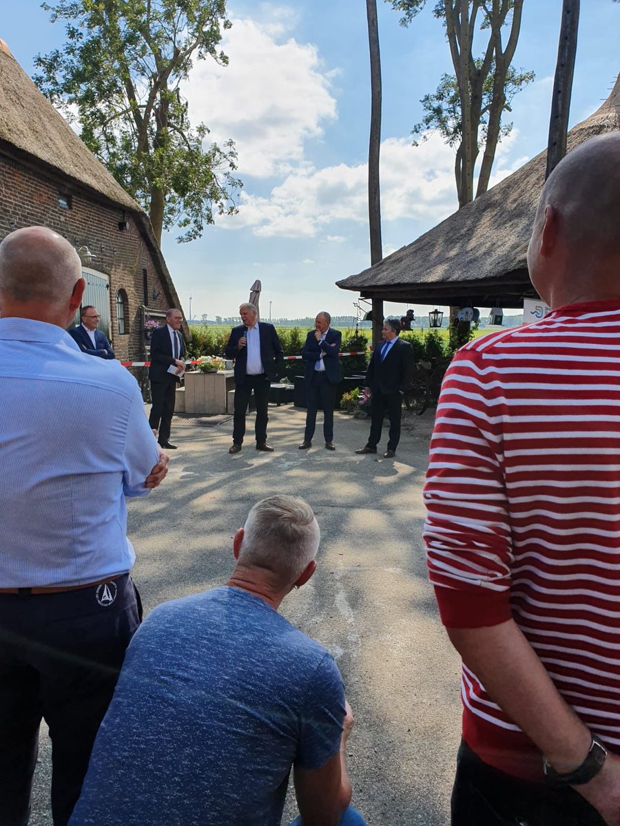 destadserven's tweet photo. Onze kersverse directeur Jan Luyendijk bezocht vanmiddag de feestelijke afsluiting van de dijkversterking @HetKampereiland . Sterk dijkwerk van @WDODelta geeft onze pachters weer een veilig gevoel! https://t.co/z82t3gJUO5