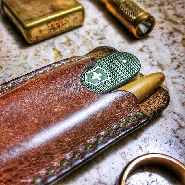 hotpixel's tweet photo. Friday brass, leather and OD goodness
・・・ #everydaycarry #edcdaily #edccommunity #edcofinstagram #pocketdump #writelightslice #brass #brassedc #leather #victorinox #victorinoxcadet #sak #swissarmyknife #sakarmy #myvictorinox #lighter #zippo #flashli… https://t.co/a6CphyoWmL https://t.co/9zgMD3yegL