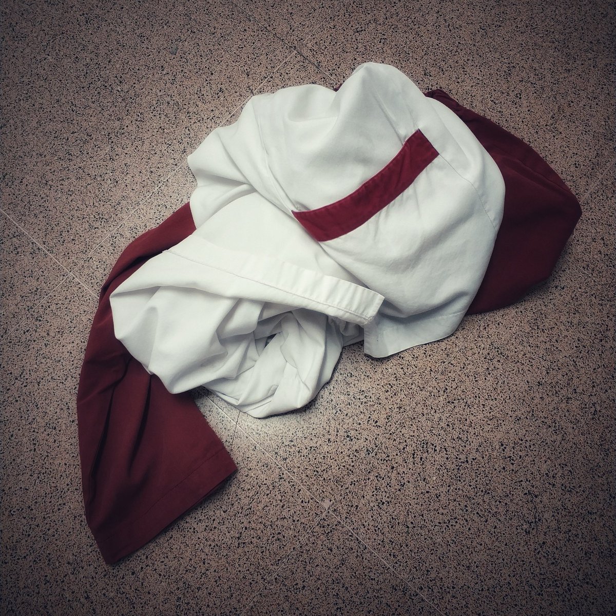 bankhero77's tweet photo. ▪️LA CARA MÁS CRUEL▪️
Ayer fue una de esas tardes en las que la profesión se hace dura, una de esas tardes que te agrede al alma. Corres para preparar sangre y plaquetas. Corres para descongelar plasma... #bankhero #enfermeriavisible #enfermeriaesmiprofesion #microrelato https://t.co/j2uZVqnFlX